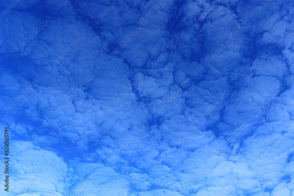 Obraz premium Blue sky with nice weather clouds 