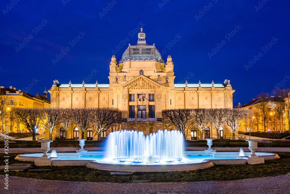 Fototapeta Croatia, city of Zagreb, art pavilion and fountain in the night, long exposure