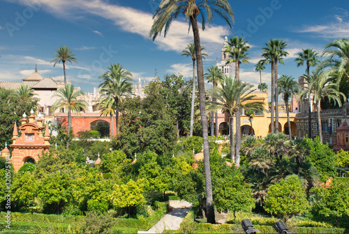 Jardines del Real Alcázar de Sevilla con la Giralda al fondo
