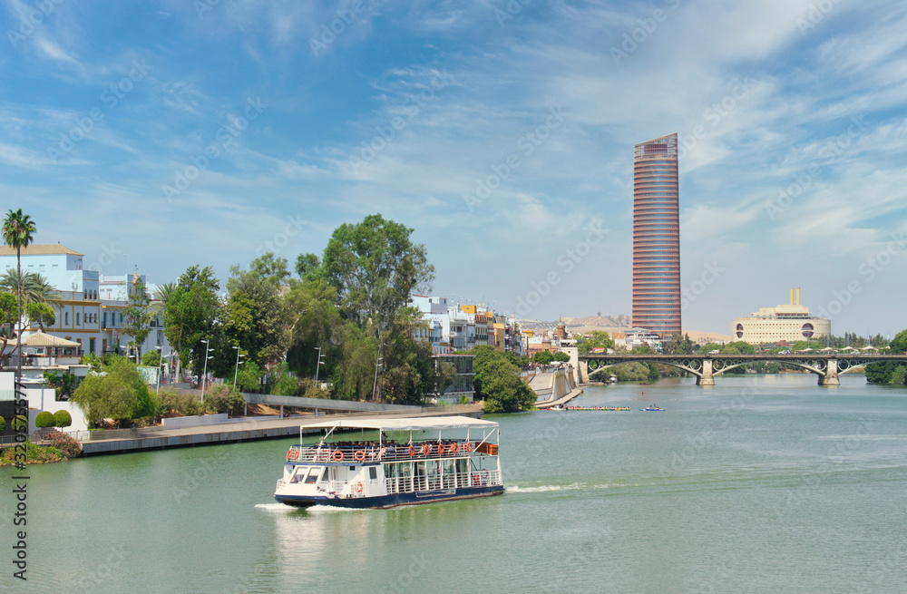 Torre de Sevilla y río Guadalquivir