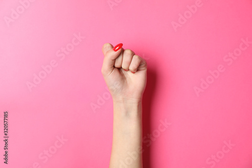 Fotografia Woman hand with red nails on pink background, space for text