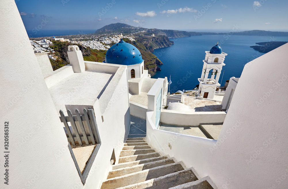 Obraz premium Fira town on Santorini island, Greece. Incredibly romantic sunrise on Santorini. Oia village in the sun light. Amazing sunset view with white houses. Island lovers