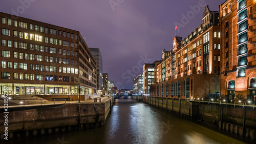 HafenCity Hamburg Brooktorhafen mit Promenade entzerrt am Abend