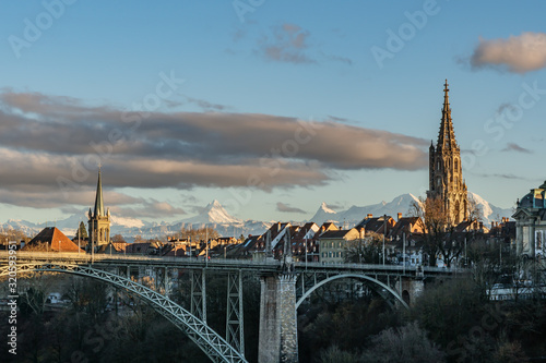 Blick auf die Kornhausbrücke und die Berner Altstadt bei Abendlicht – Bern, Schweiz