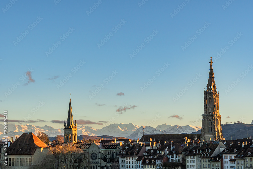 Blick auf die Berner Altstadt bei Abendlicht – Bern, Schweiz