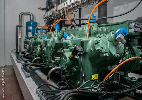 Bild auf Leinwand Sala de máquinas de una instalación de una cámara frigorífica con compresores y