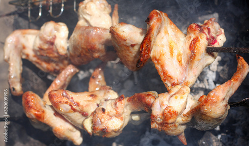 barbecue grill chicken wings.