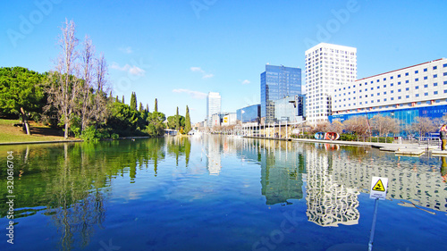 Paisaje urbano de jardines y arquitectura moderna en Sabadell, Barcelona, Catalunya, España, Europa