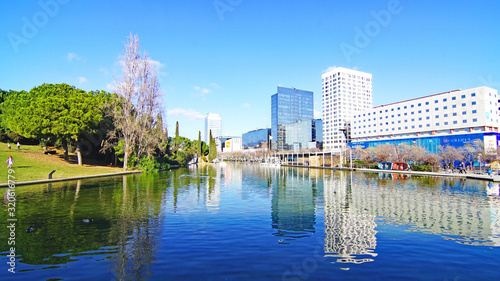 Foto Paisaje urbano de jardines y arquitectura moderna en Sabadell, Barcelona, Catalu