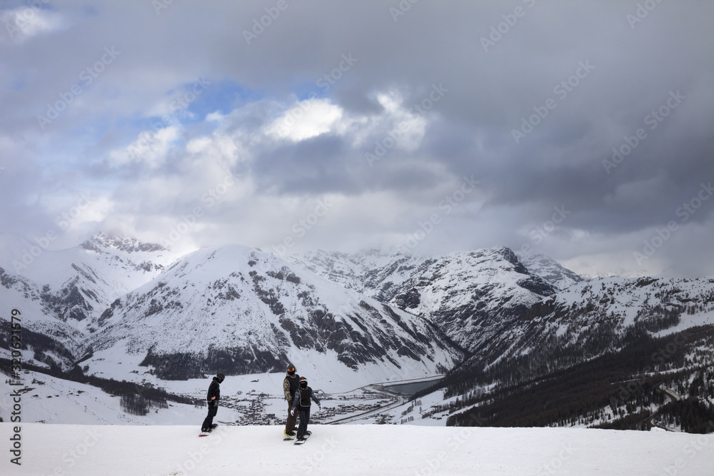 Naklejka premium Group of snowboarders starts on off-piste descent