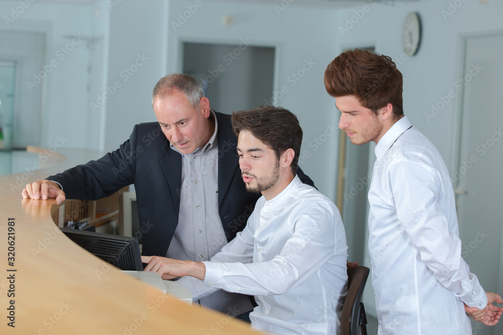 Obraz premium portret praktykantów recepcji