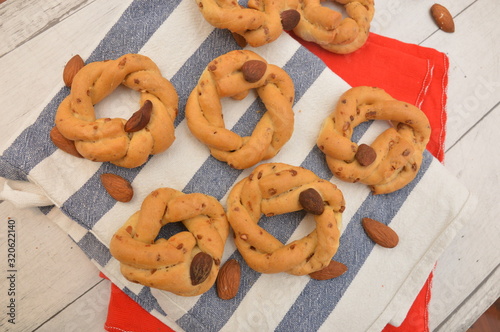 taralli napoletani tradizionali biscotti al forno salati con sugna mandorle pepe snack food photo