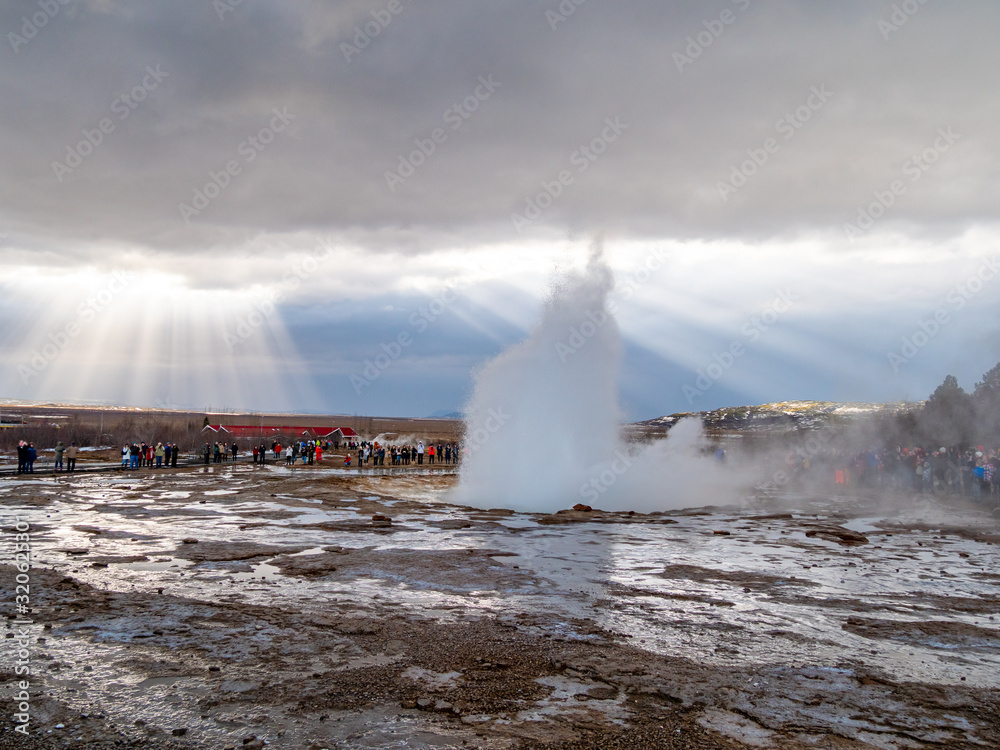 Awesome Haukadalur Geisers ... one of them every 5 minutes fumed, spectacular. Unmissable if you go to Iceland