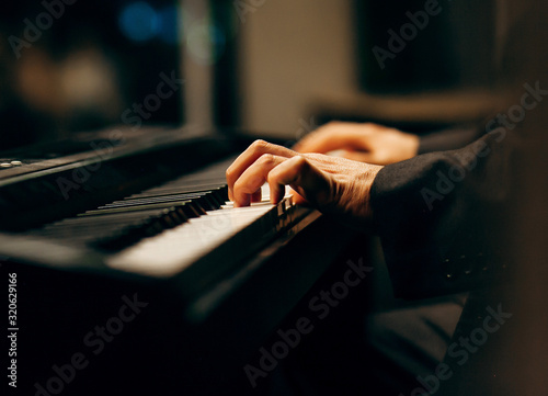 Canvas Print Hands of pianist playing synthesizer close-up