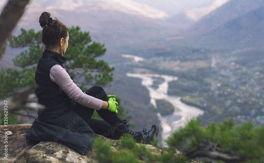 Obraz premium young woman meditating on top of mountain