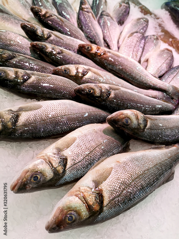 Obraz premium fresh fish on ice at fish market