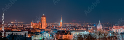 nocna-panorama-miasta-gdansk