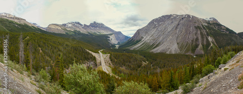 Panoramic View: Beautiful Road in the Nationalparks Banff and Jasper