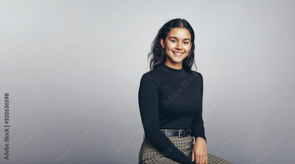 Portrait of smiling young woman - obrazy, fototapety, plakaty 