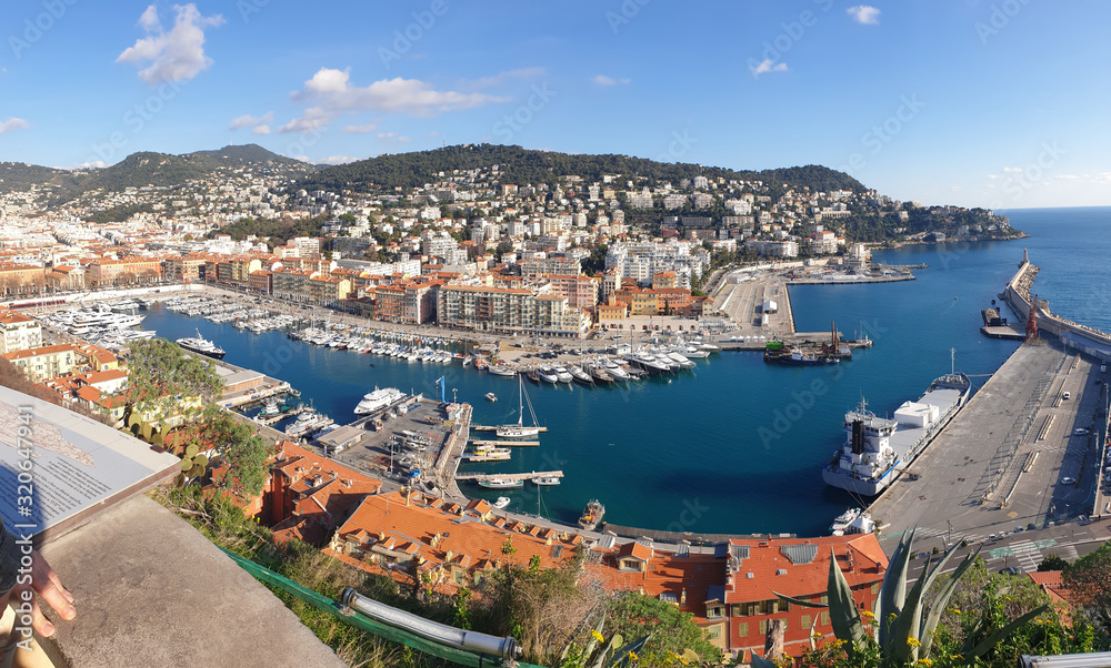 Traumhafte Aussicht auf den Hafen von Nizza