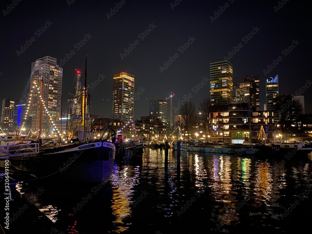 Fototapeta premium Hafen Rotterdam Skyline in der Nacht