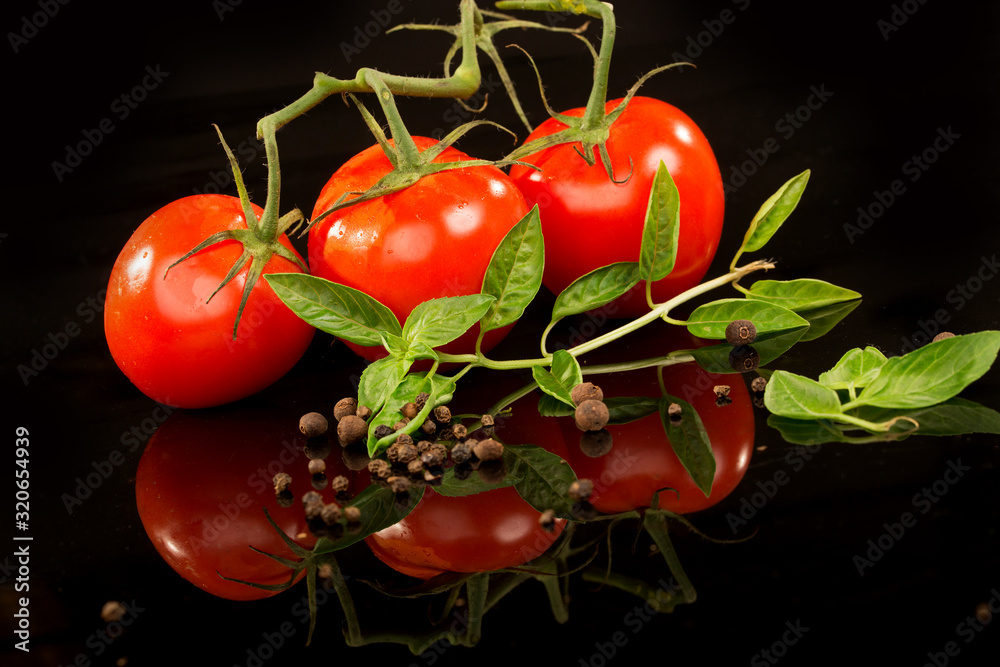 Obraz na płótnie Pomidory z bazylią w salonie