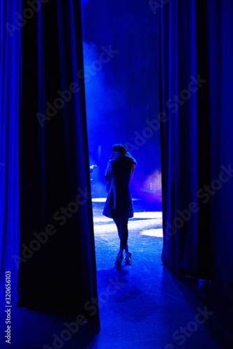 Obraz na plátně Actress waiting on the backstage of a theater