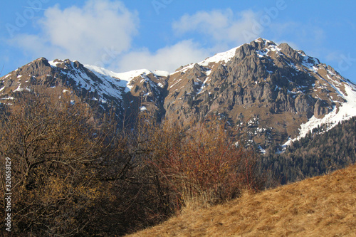 la Rocca (o Corno Nero, Schwarzhorn) dai prati di Cavalese, Val di Fiemme, Trentino © gabriffaldi