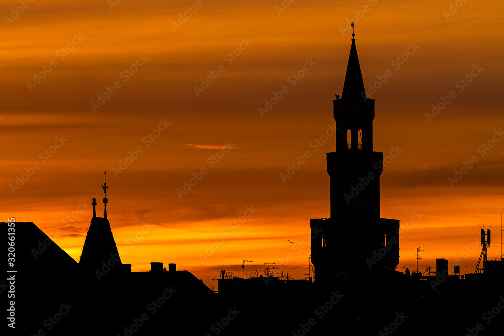 wieża ratusza w Opolu na tle czerwonego nieba