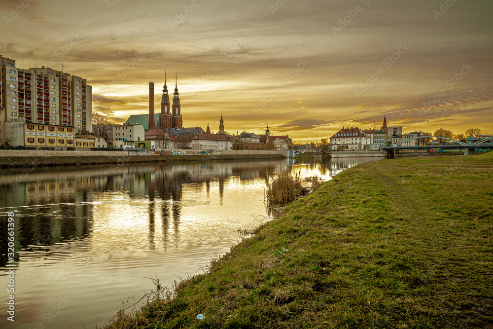 Fototapeta premium panorama Opola z katedrą, ratuszem nad Odrą