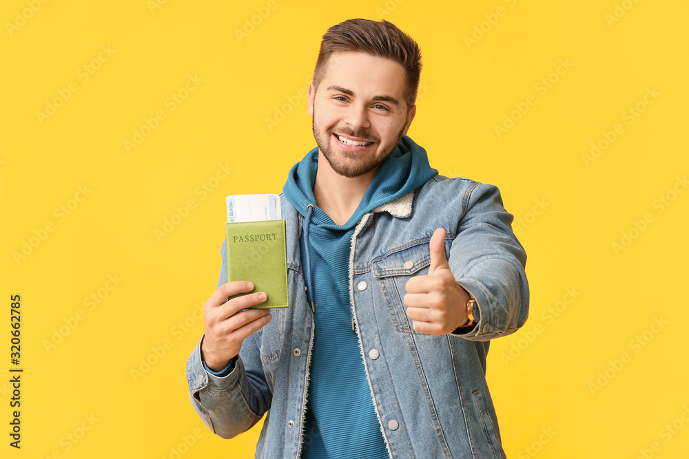 Handsome male tourist on color background - obrazy, fototapety, plakaty 