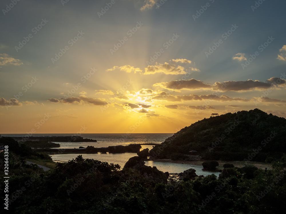 宮古島の観光スポット「イムギャーガーデン」の晴れた日の夕焼けの風景