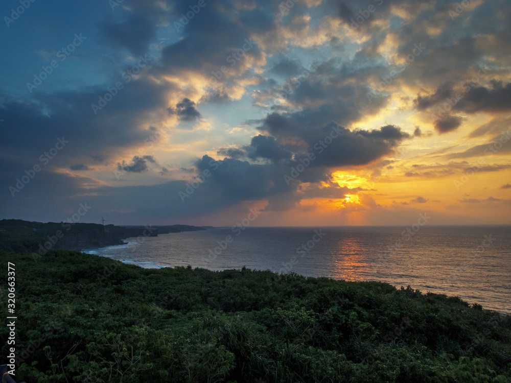 宮古島にあるムイガーからの東平安名崎を眺める七股海岸の夜明けの風景