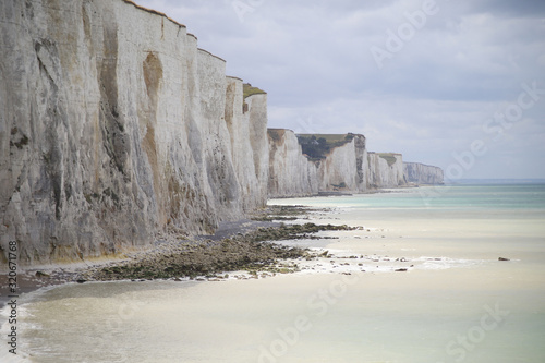Steilküste Frankreichs am Meer mit blauem Himmel