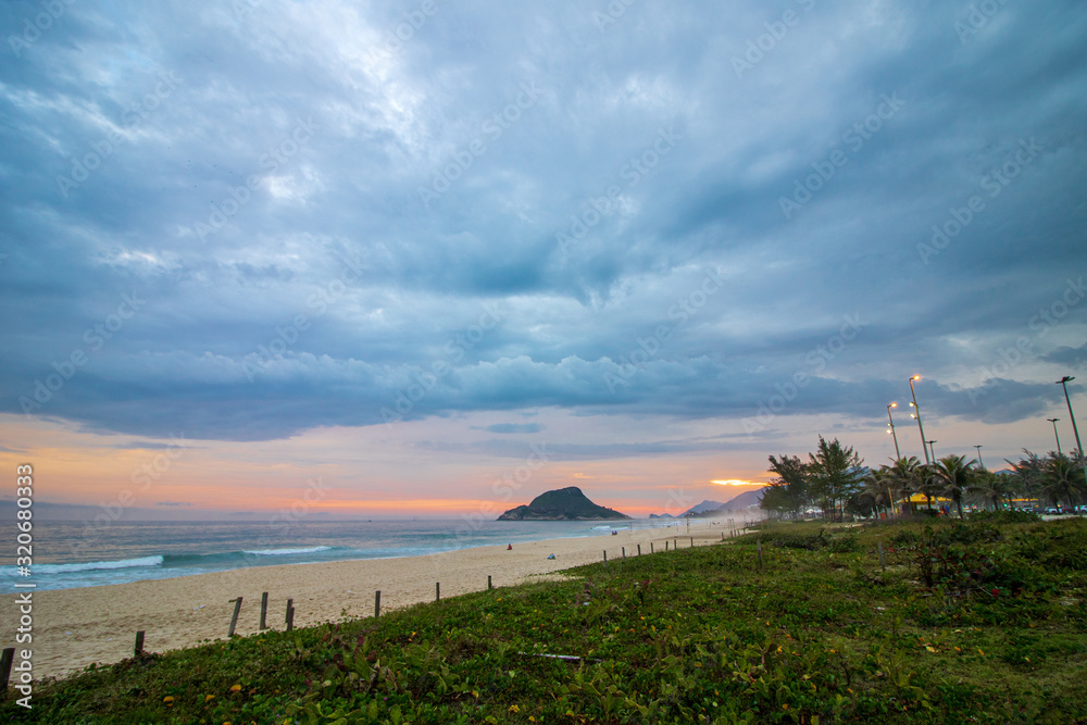 Φωτογραφία Recreio Beach with Pontal Rock in the Ocean, Rio de Janeiro, Brazil (pedra do po