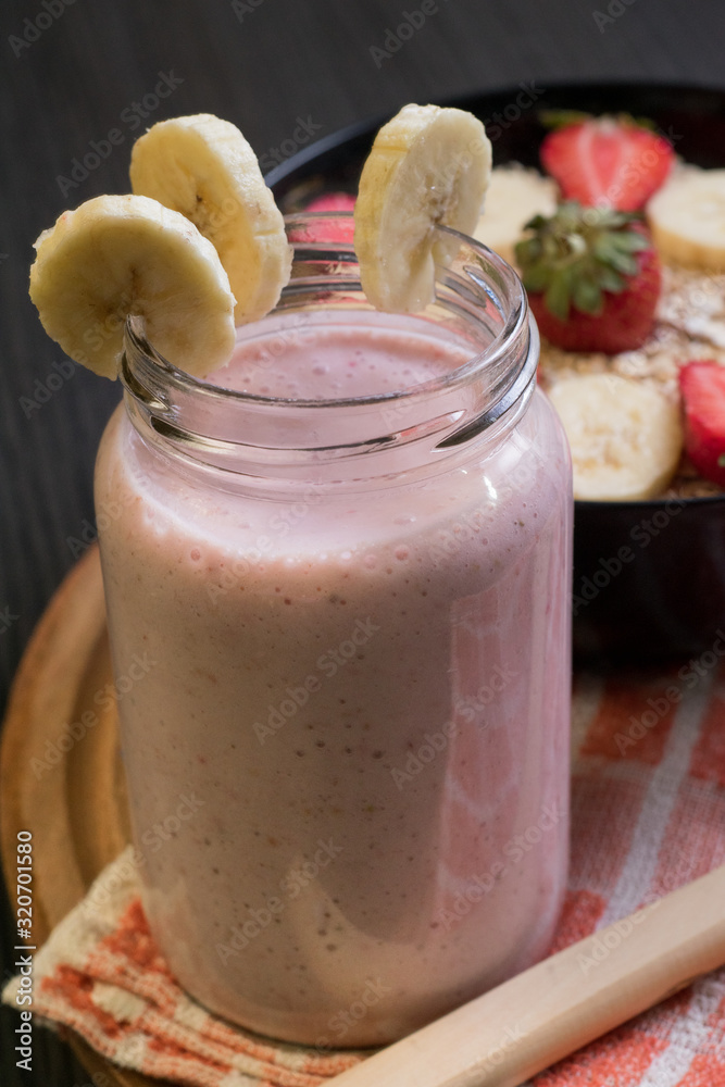 Banana strawberry and oatmeal smoothie Banana strawberry and oatmeal smoothie