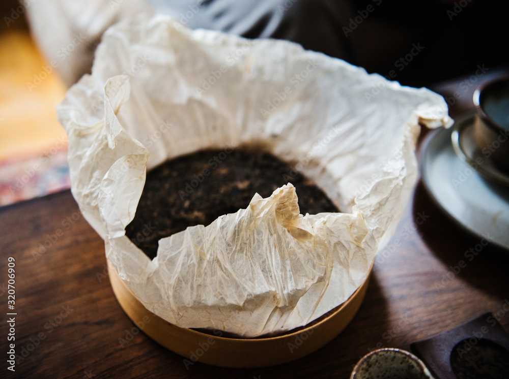 Pu'er tea cake preparation Pu'er tea cake preparation