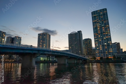 東京の夕景 湾岸のビル群と橋