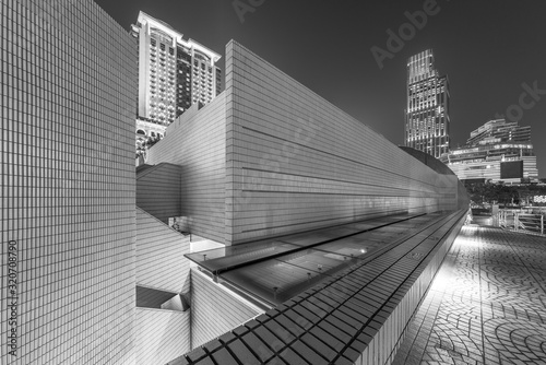 Canvas Print Modern pedestrian walkway and skyline of Hong Kong city at night