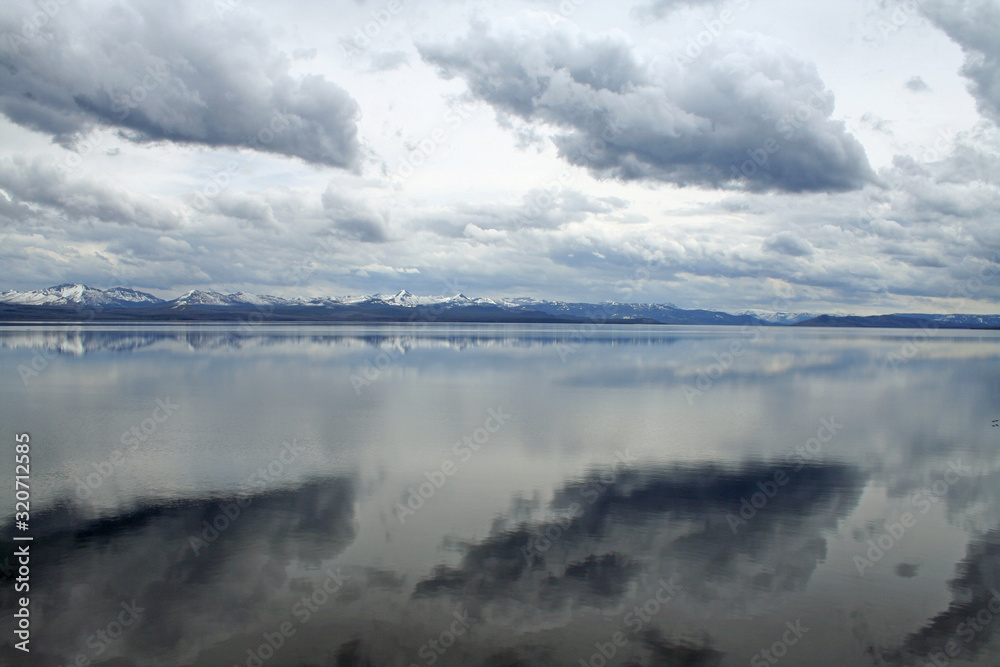 Obraz premium Clouds Over Yellowstone Lake (WY 00661)