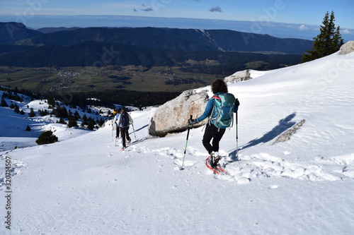 Randonneurs en raquettes à la descente du Pic Saint Michel dans le Vercors