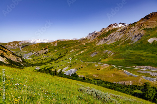Fototapeta Naklejka Na Ścianę i Meble -  Panoramic mountain views in the French Alps in the summer.