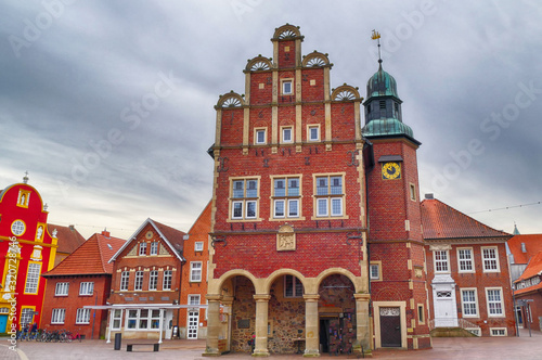 Historische Häuser und Rathaus auf dem Marktplatz in Meppen