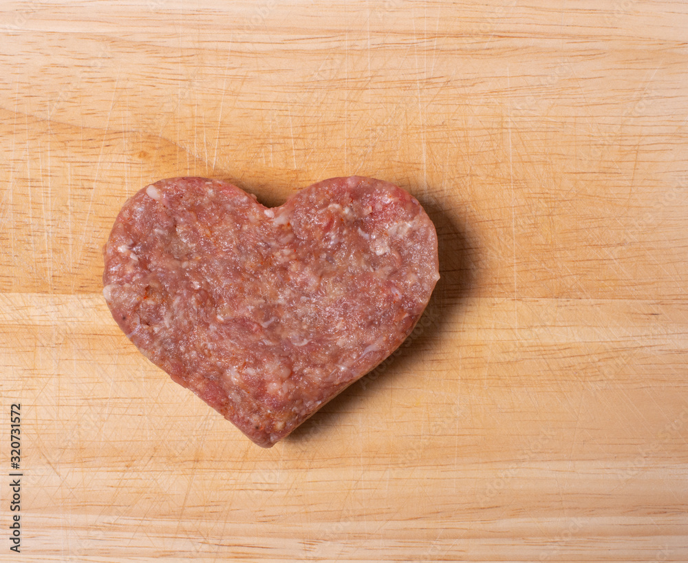 Hackfleisch Frikadellen zu einem Fleischklößchen Herz zubereitet fürs Kochen Hackfleisch Frikadellen zu einem Fleischklößchen Herz zubereitet fürs Kochen