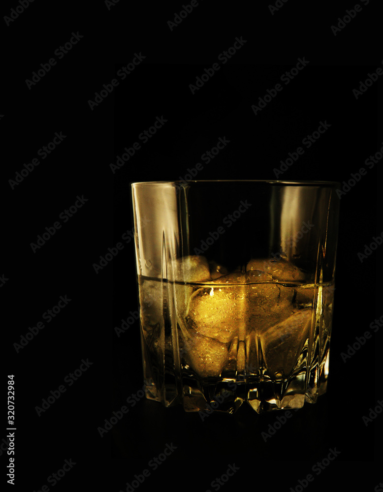 drink w szklance z lode na czarnym tle drink w szklance z lode na czarnym tle