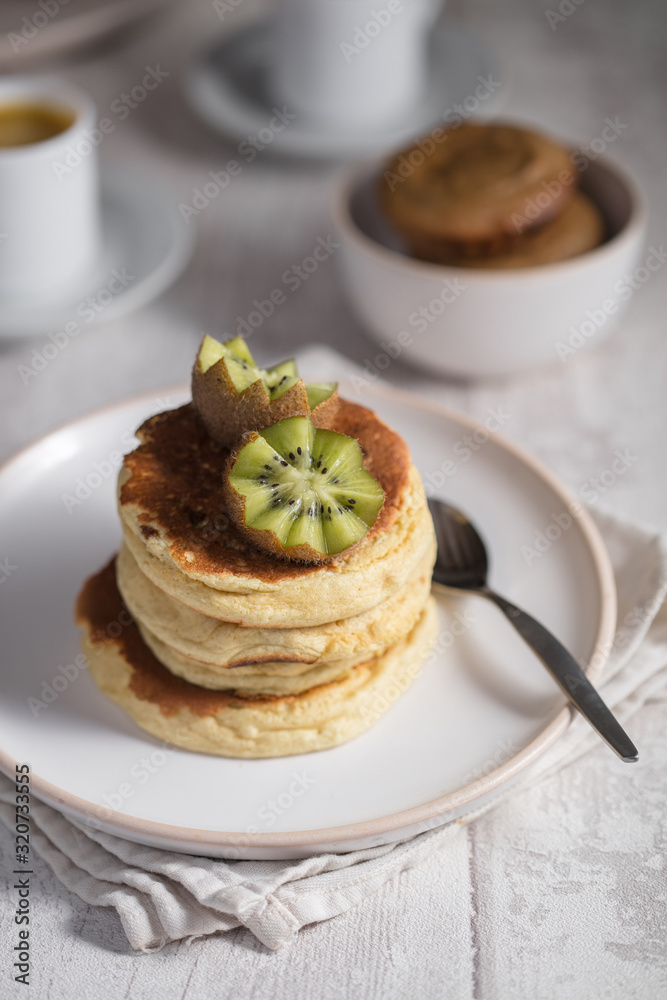 pancakes soufflés et kiwis pancakes soufflés et kiwis