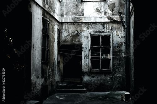 Ciemny zauek gdzieś w europie środkowej - stare rozpadające się wejście do domu