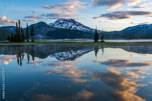 Fototapeta Naklejka Na Ścianę i Meble -  Stunning Mountain Reflection - Sparks Lake - Oregon