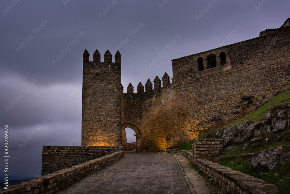 puerta medieval en castillo español