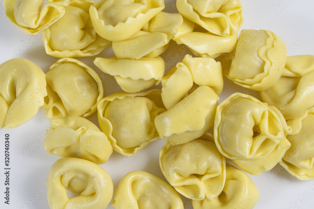 tortellini sur un fond blanc tortellini sur un fond blanc